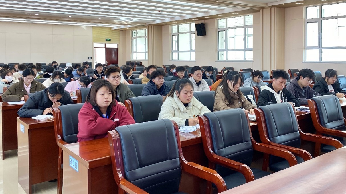 12-28图片3校学生会召开2023年度学生会干部.jpg